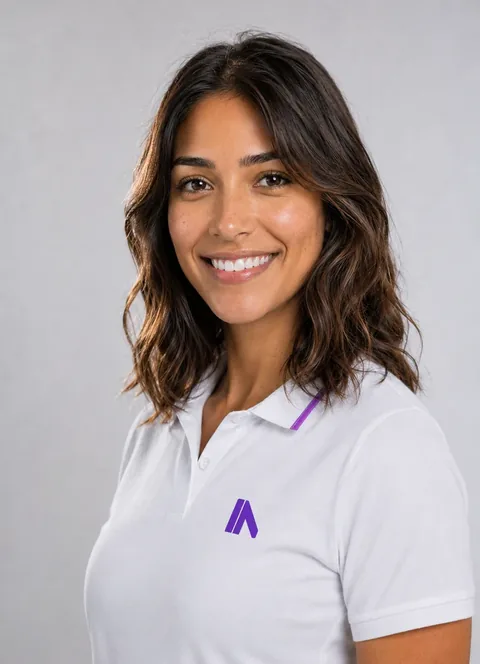 Sofia, agente de recepção da NoBoring, em retrato de estúdio com uniforme